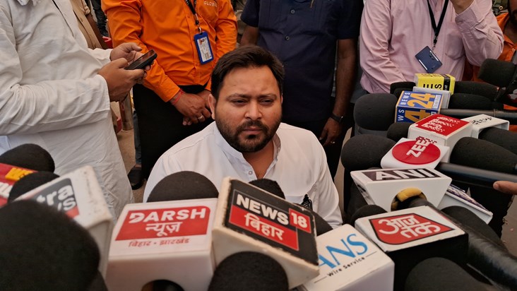 Tejasvi ne chirag ko har ki bdhaai di