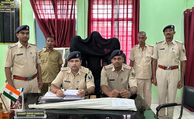 Two brothers arrested with rifles in Gaya at the age of thre Two brothers arrested with rifles in Gaya at the age of thre