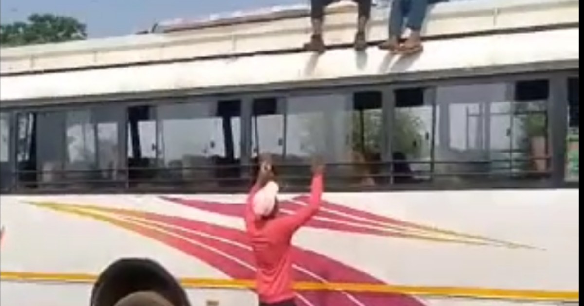 In Banka, the bus of the baraatis collided with a high tensi