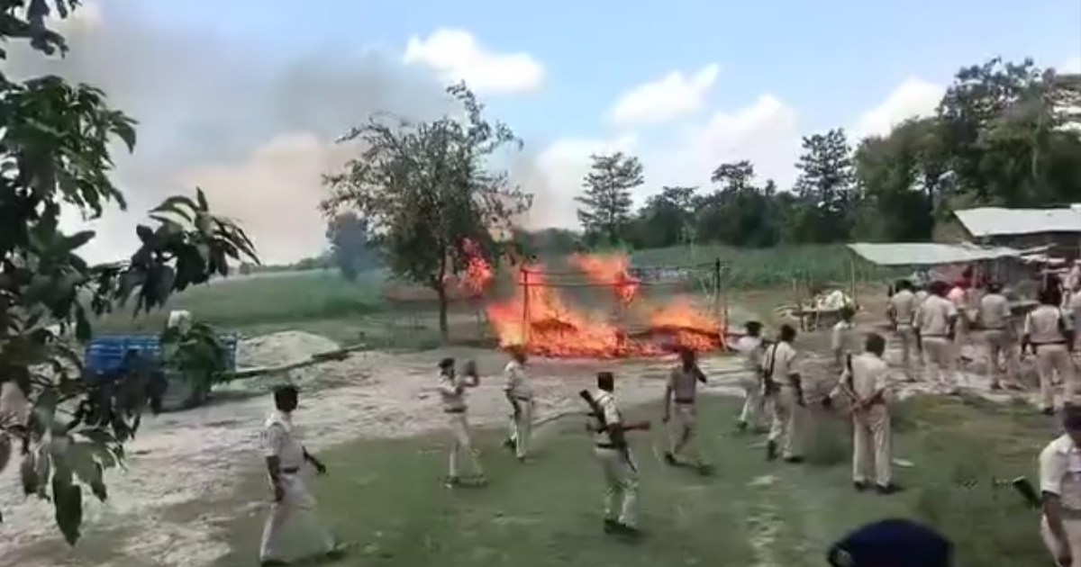 Police team which went to remove encroachment in West Champa