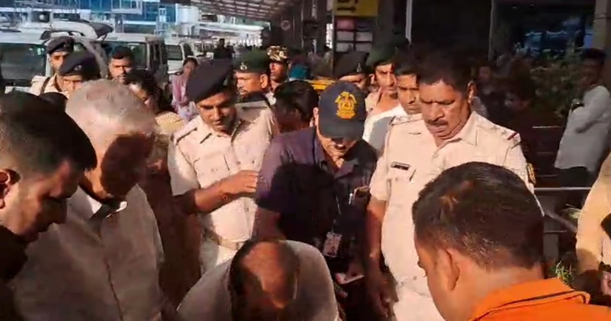 Lalu-Rabri suddenly left for Kolkata, kept silence on Tej Pr