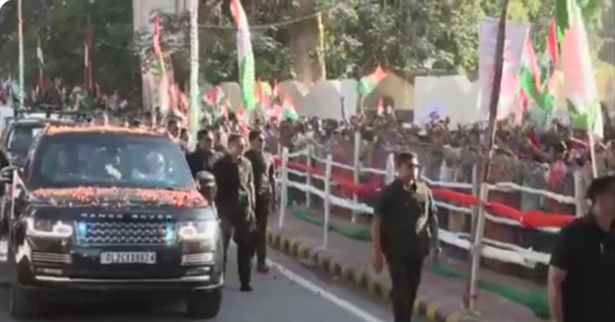 PM Modi reached Patna, crowd welcomed him with tricolour dur