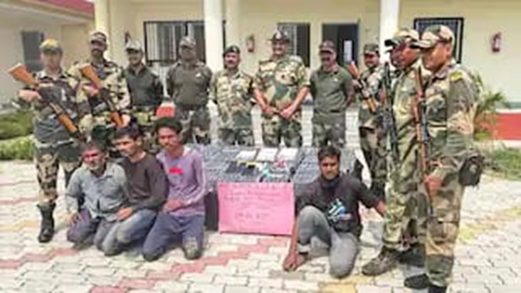 BSF arrested four from Bangladesh border BSF arrested four from Bangladesh border