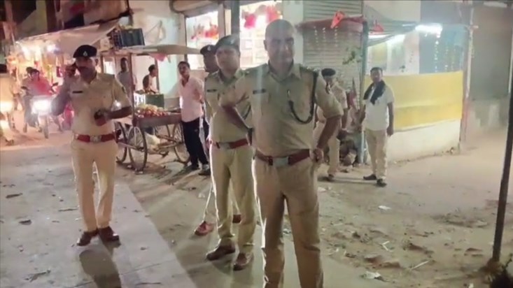 Stone pelting and firing in Patna's Maner for political supr