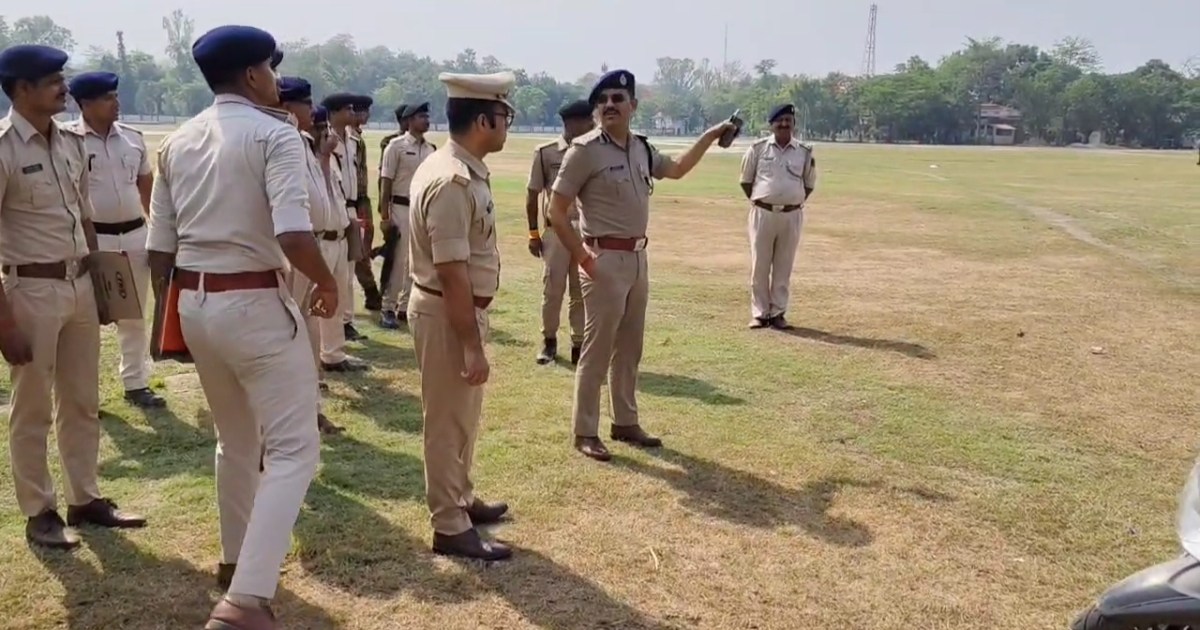 Champaran DIG and SP took action against the policemen who m