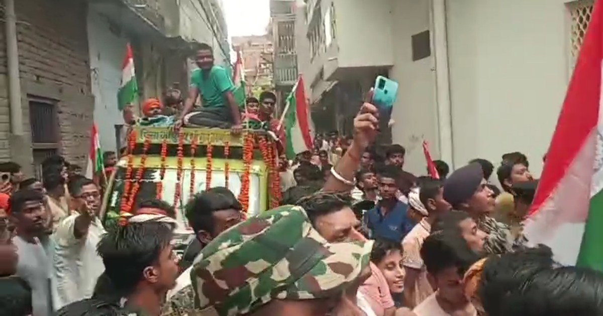 Last rites of martyred STF jawan Vikash performed