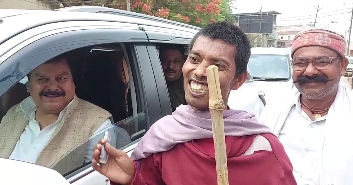 When a beggar begged RJD MP Surendra Yadav for a smart phone