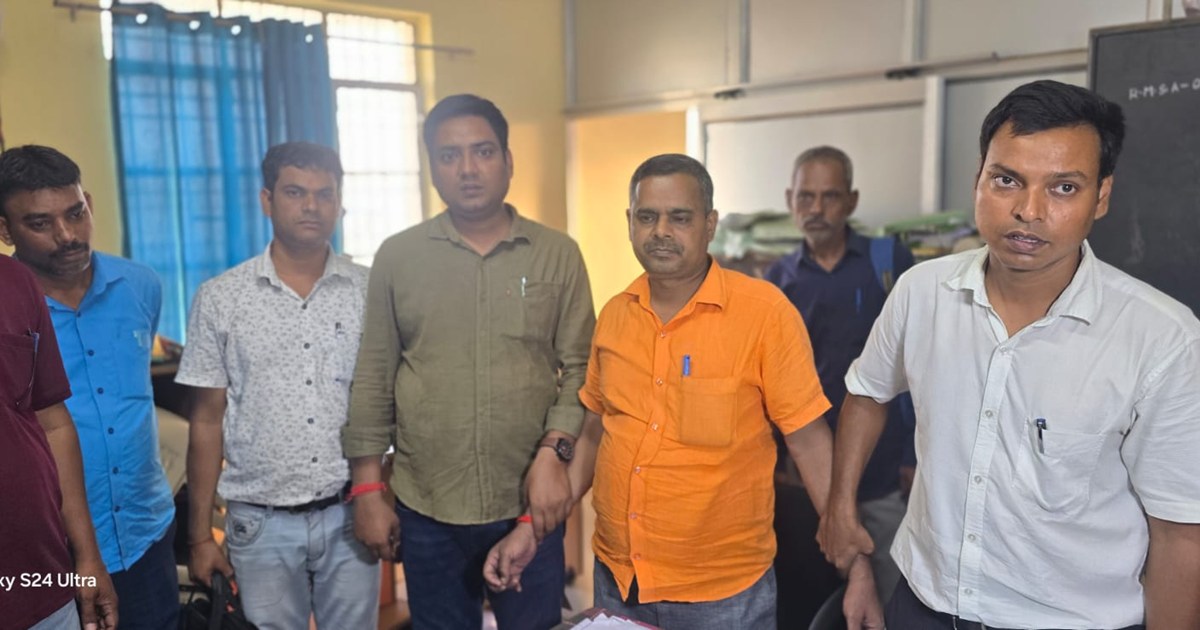 Vigilance caught the clerk red handed while taking bribe fro