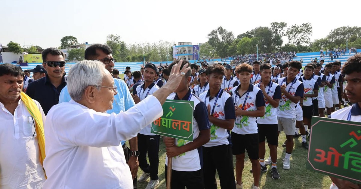 CM Nitish visits Barauni, meets players, gives gift of schem
