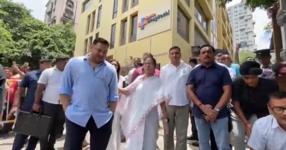 West Bengal CM Mamata Banerjee reached hospital to meet Lalu