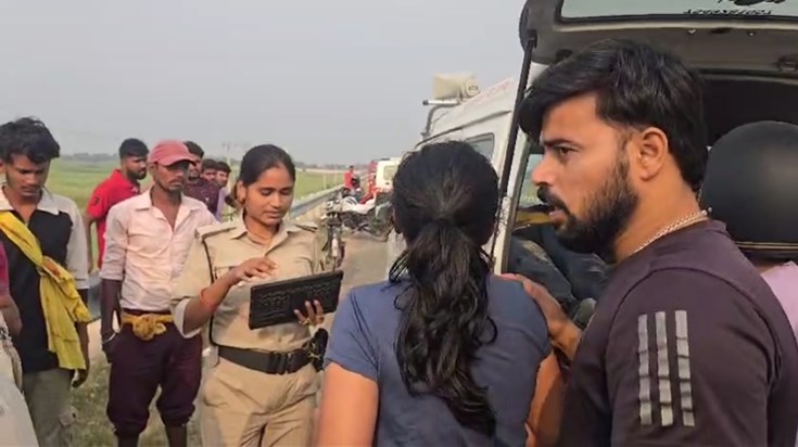 The vehicle of Begusarai's officer and employee got crashed The vehicle of Begusarai's officer and employee got crashed