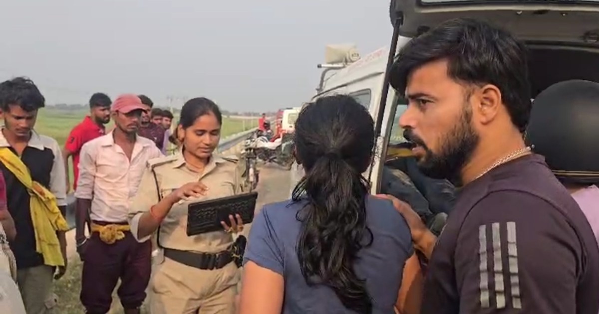 The vehicle of Begusarai's officer and employee got crashed 