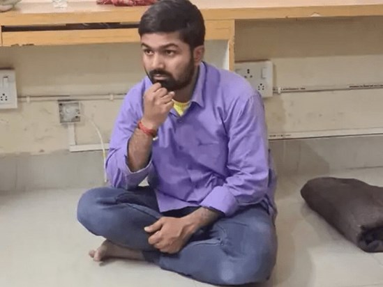 Doctor se viwaad ke daruan Manish Kashyap ki jamkar hui dhul Doctor se viwaad ke daruan Manish Kashyap ki jamkar hui dhul