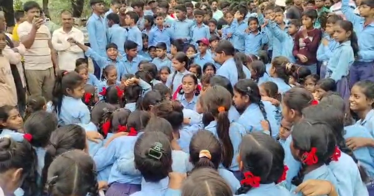 Teacher arrested on complaint of molestation in Bagaha, girl