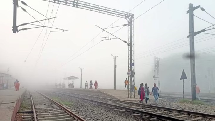 People are hiding under blankets due to falling mercury in B