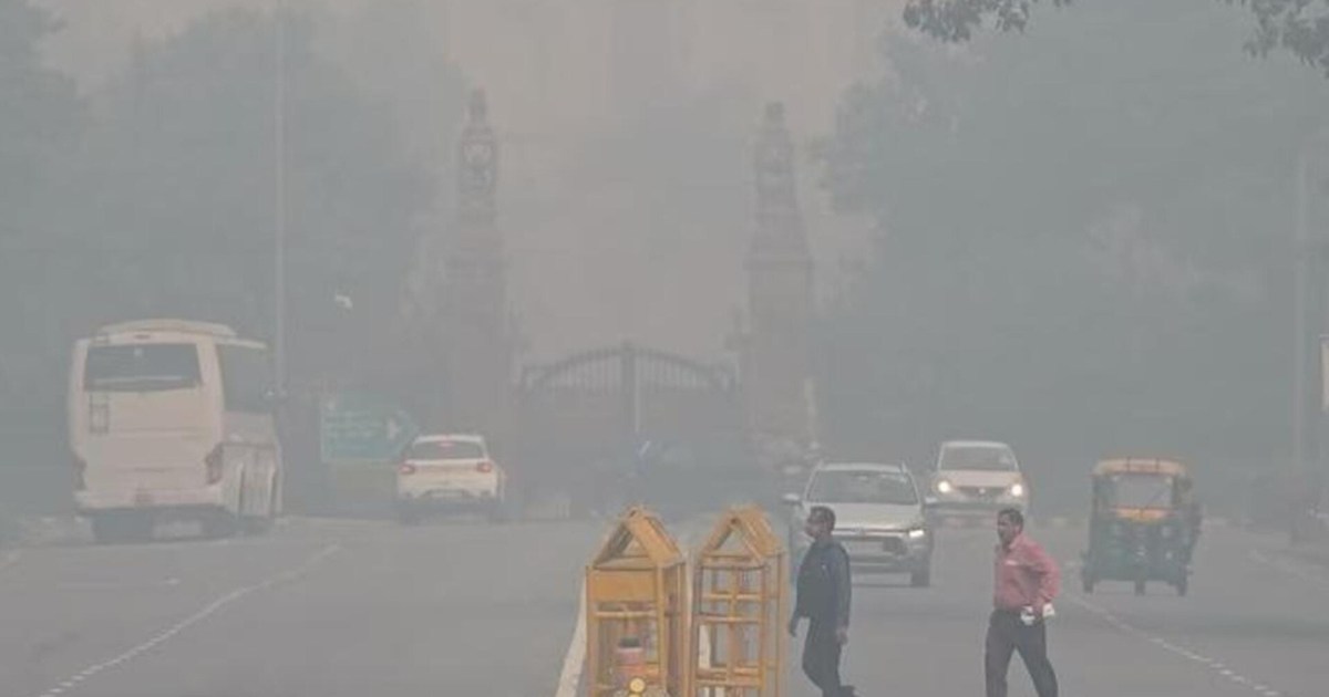 Delhi's air turns into 'poison', smog prevails throughout th