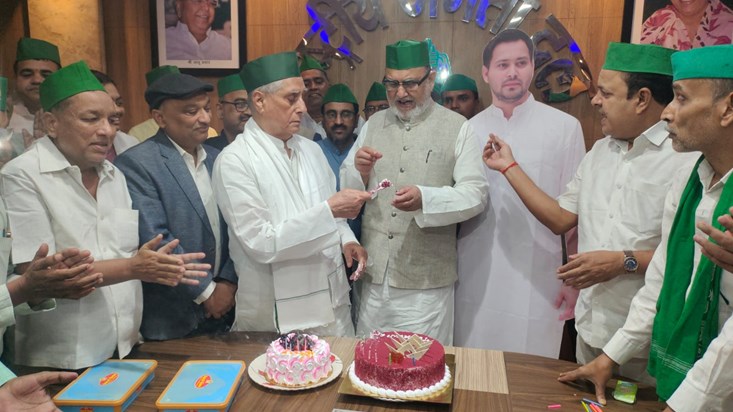 A 35-pound cake was cut at the RJD office on Tejashwi's birt A 35-pound cake was cut at the RJD office on Tejashwi's birt