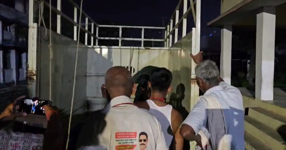 Two friends who came to Patna's Pandarak to celebrate Deepaw