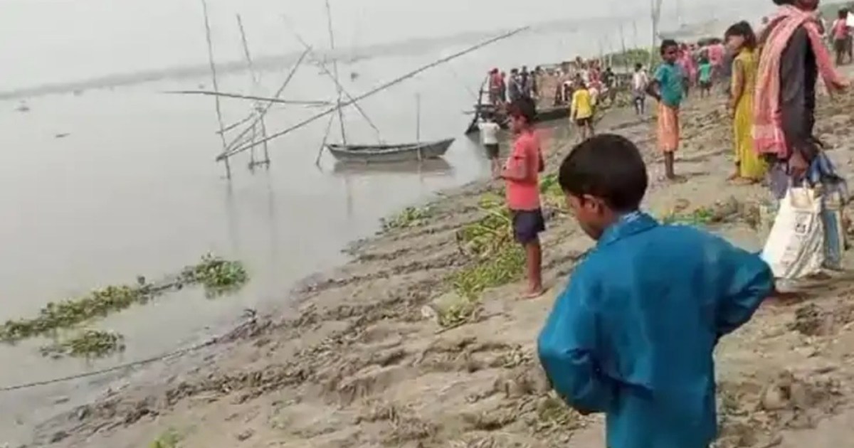 BREAKING: A boat full of passengers capsized in Ganga in Kat