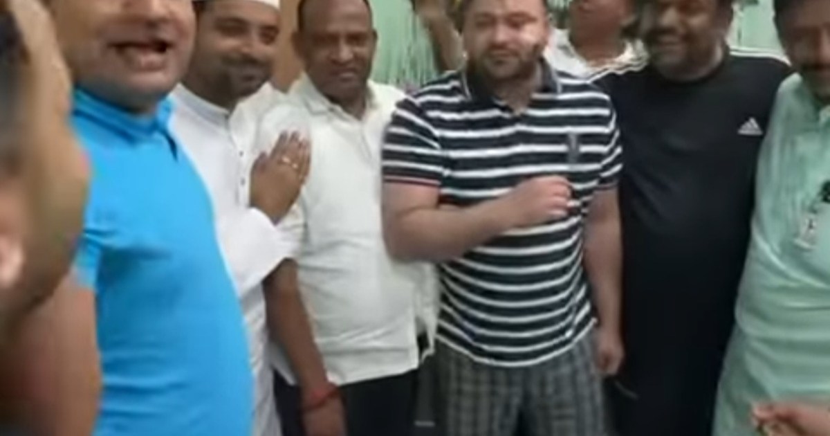 Today is Lalu's younger son Tejaswi's birthday, getting cong