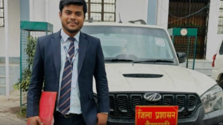 The story of the struggle of Ujjwal, son of a maid, to becom