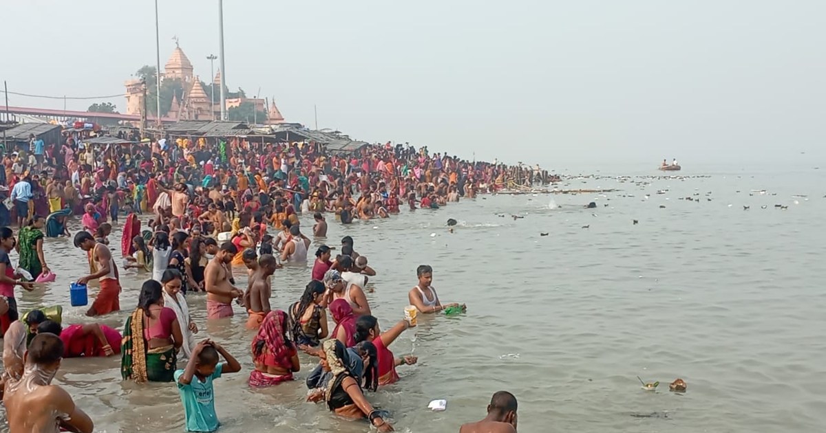 On the occasion of Kartik Purnima, a crowd of devotees gathe