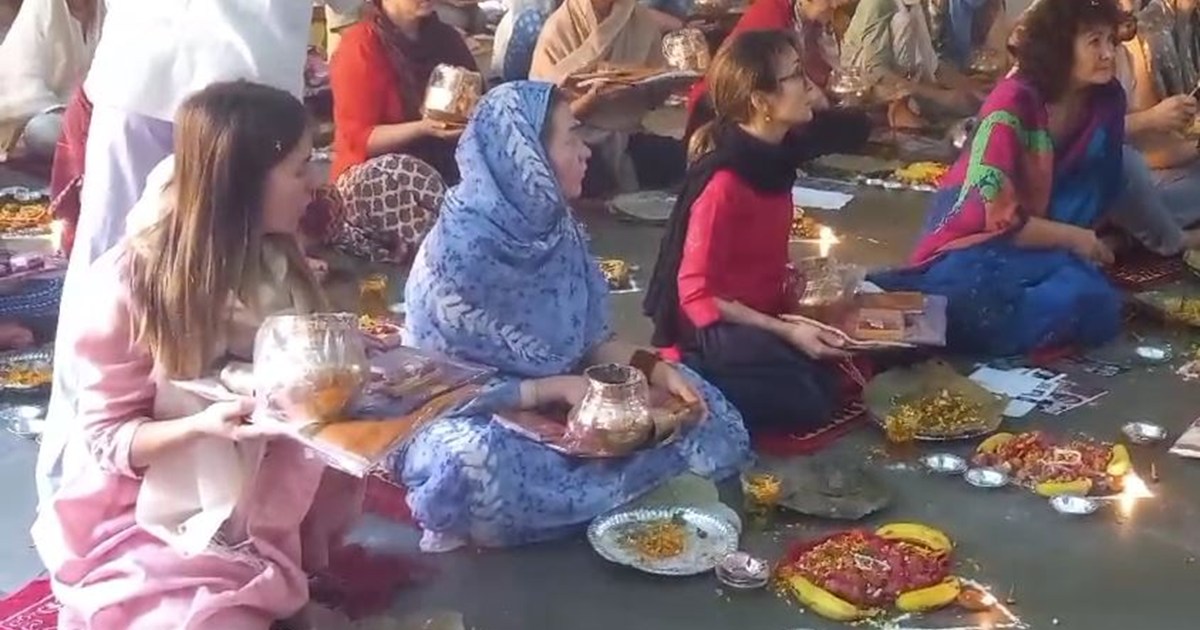 60 foreign tourists dressed in Indian attire performed Pindd