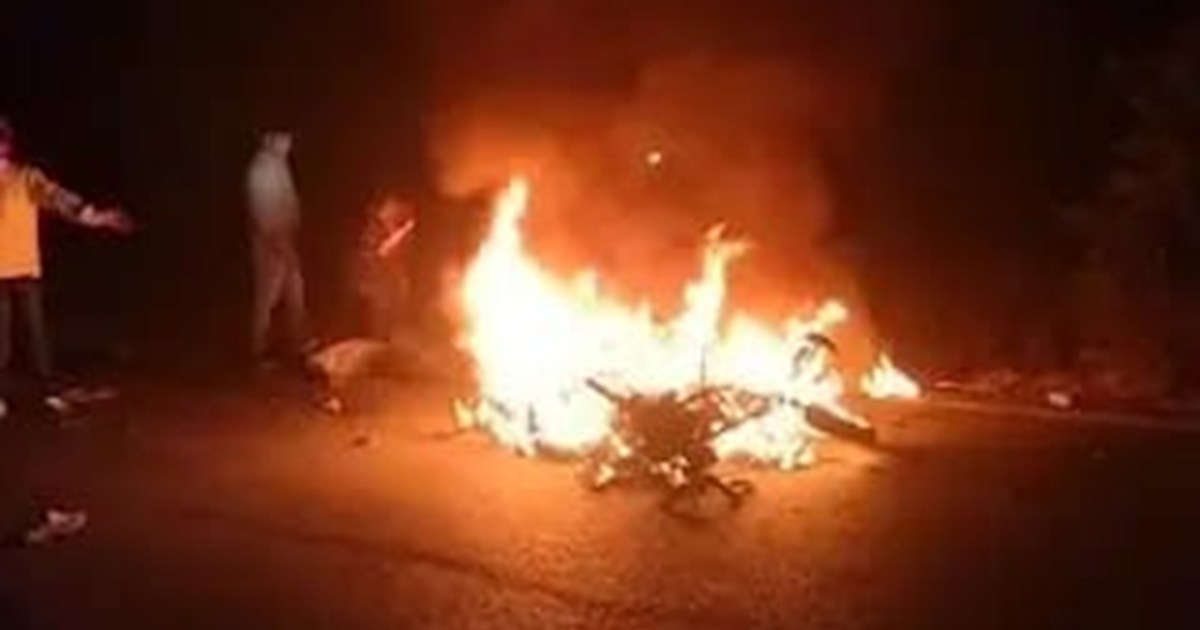 Bike caught fire after colliding with truck, two died on the