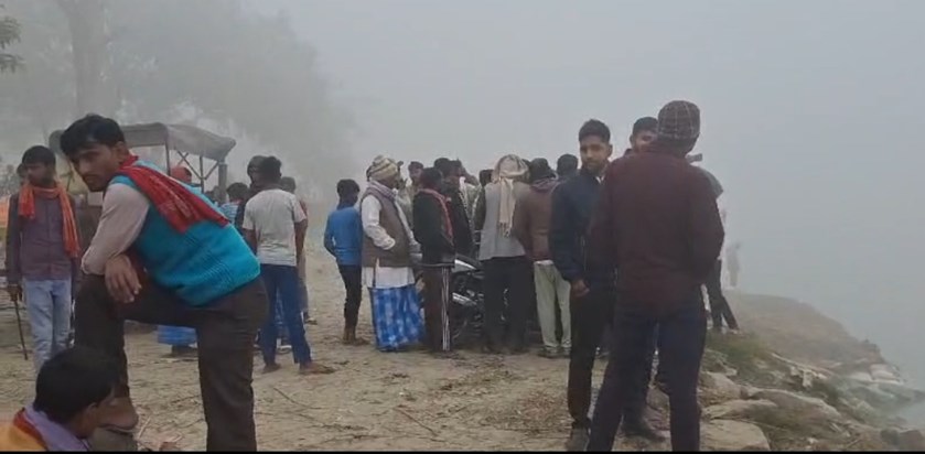 In Bagaha, a boat full of 20 passengers broke into two parts In Bagaha, a boat full of 20 passengers broke into two parts
