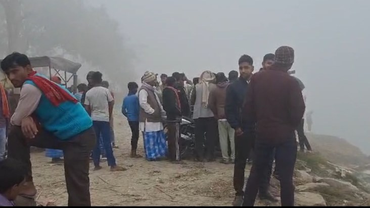 In Bagaha, a boat full of 20 passengers broke into two parts