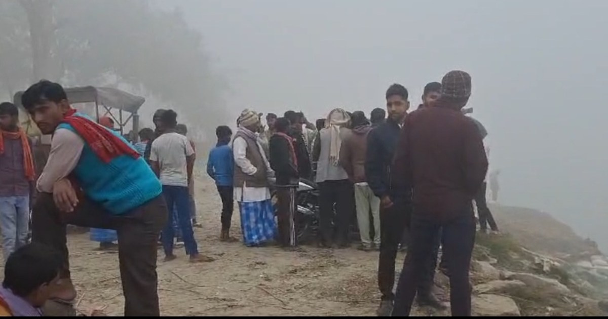 In Bagaha, a boat full of 20 passengers broke into two parts