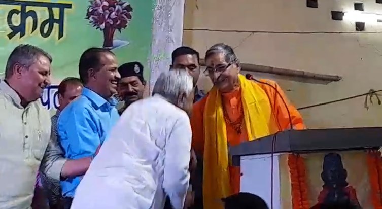 CM Nitish Kumar now took blessings of former BJP MP Dr RK Si