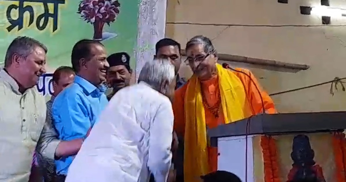 CM Nitish Kumar now took blessings of former BJP MP Dr RK Si