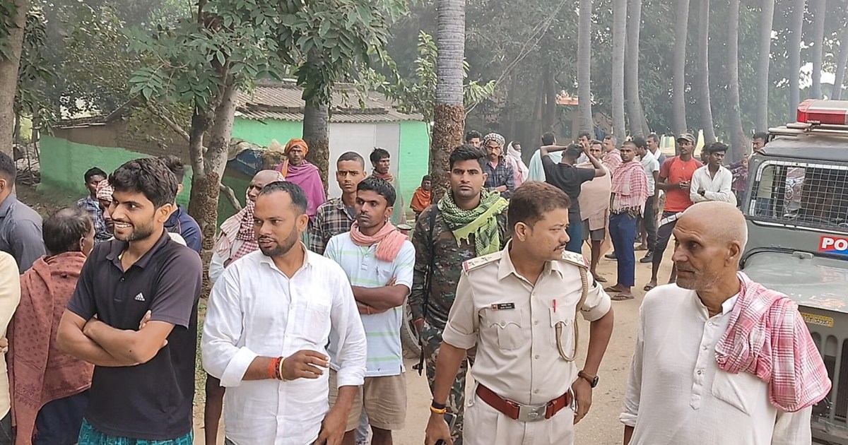 A day before voting, Netaji was caught distributing money