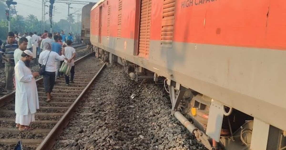 BREAKING: Train accident in West Bengal, Railway officials a