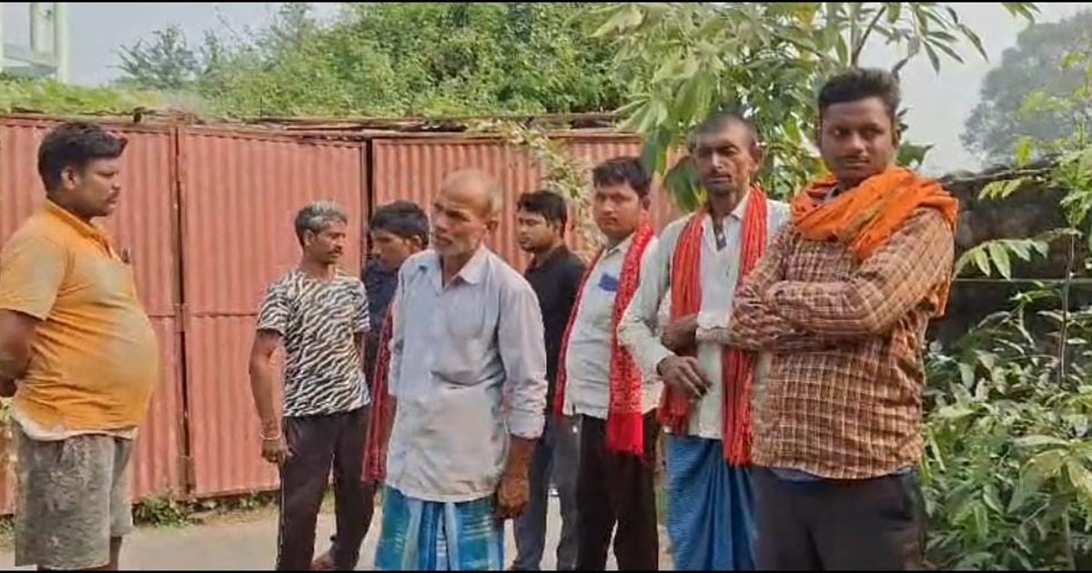 Tractor overturned in a canal in Bagaha, two died on the spo