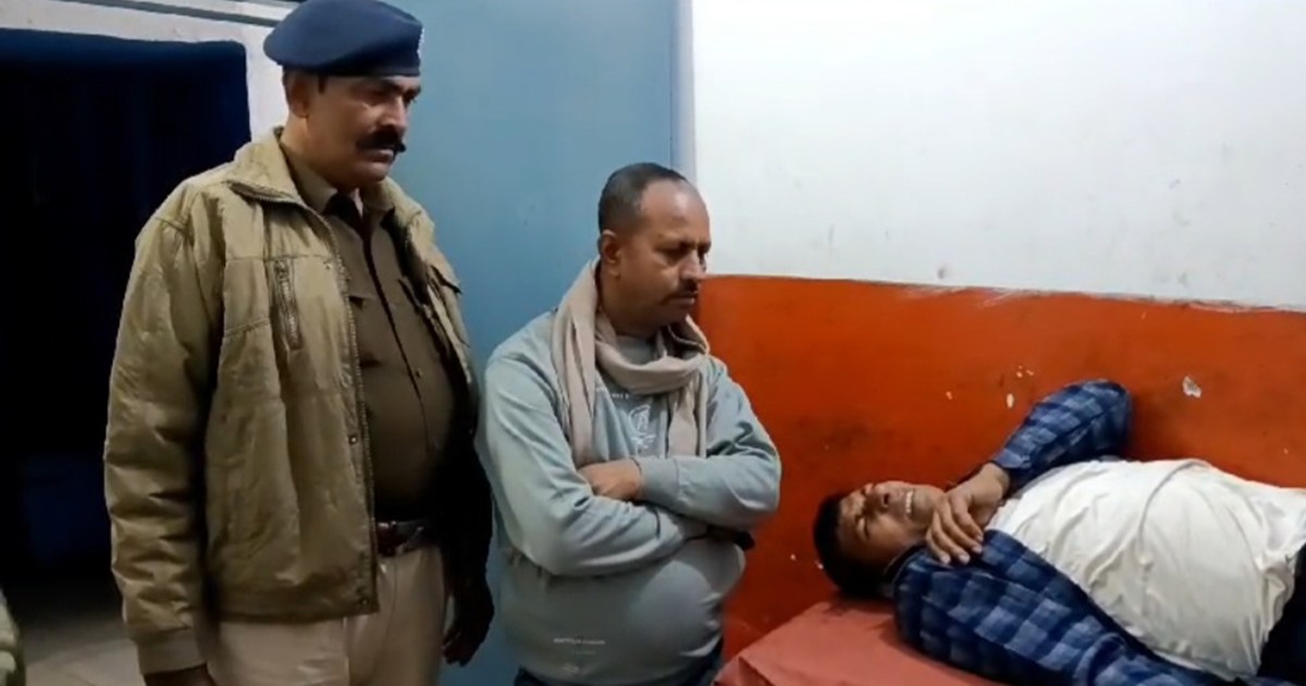 In Banka, a liquor smuggler beat up a Dial 112 jawan