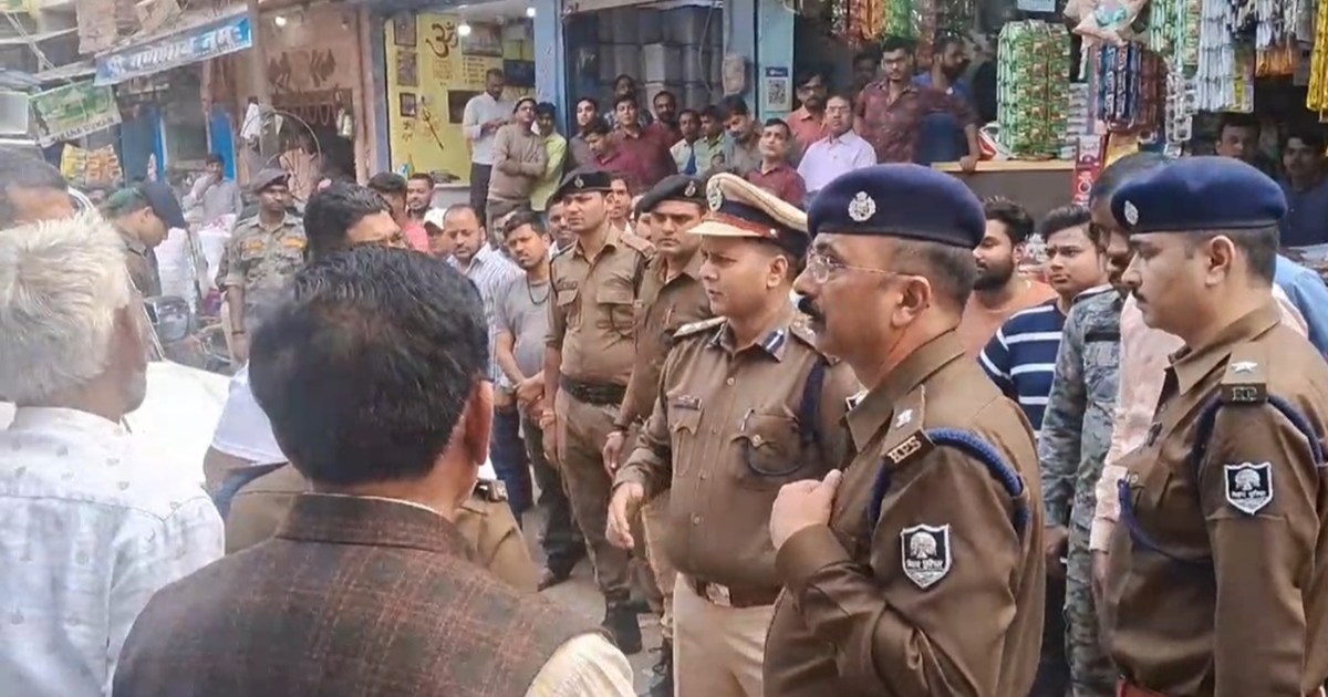 More than 15 lakh rupees stolen from the establishment of th