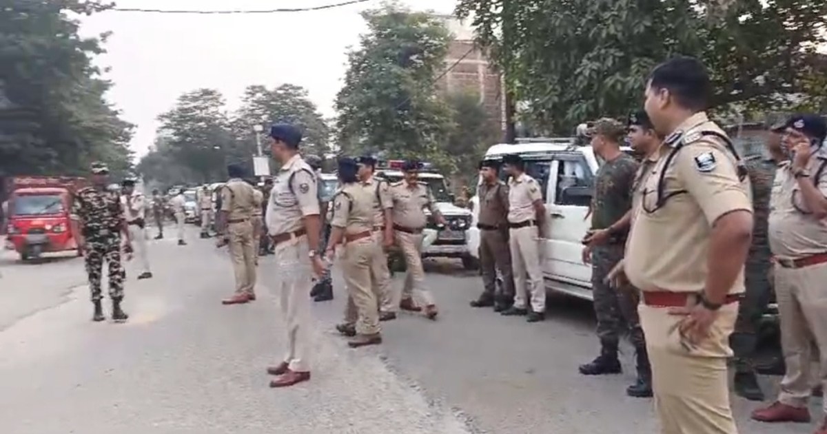 Police took out a flag march under the leadership of Gaya SS