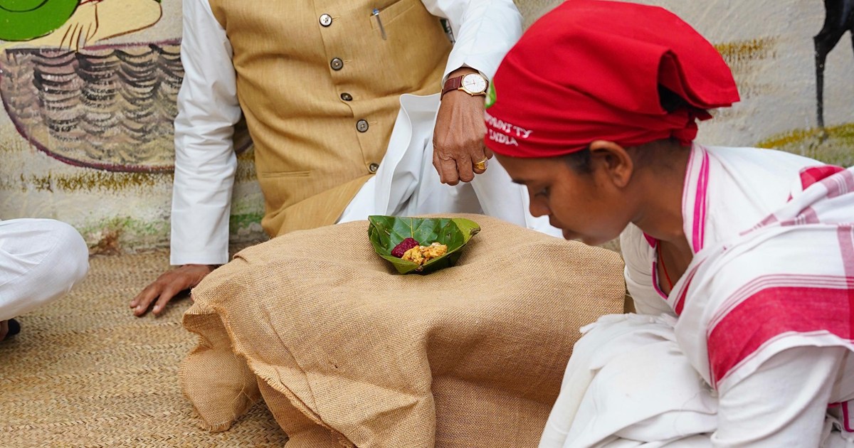 Shivraj Singh Eat Jharkhandi Foods 