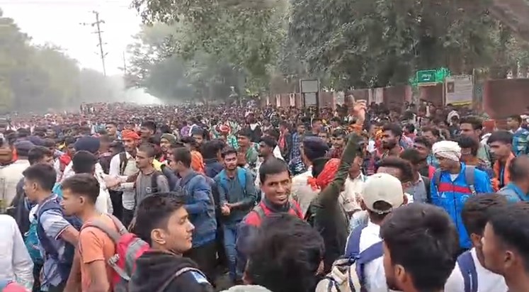 A crowd of 30 thousand candidates reached Danapur for army r