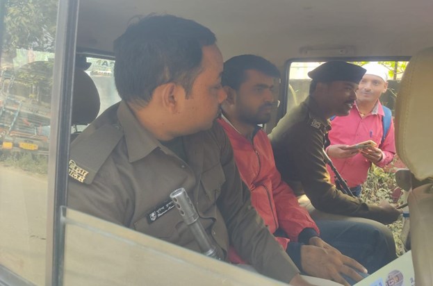 Revenue officials arrested red-handed while accepting bribe 