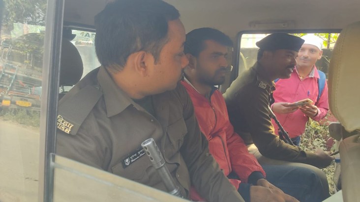Revenue officials arrested red-handed while accepting bribe 