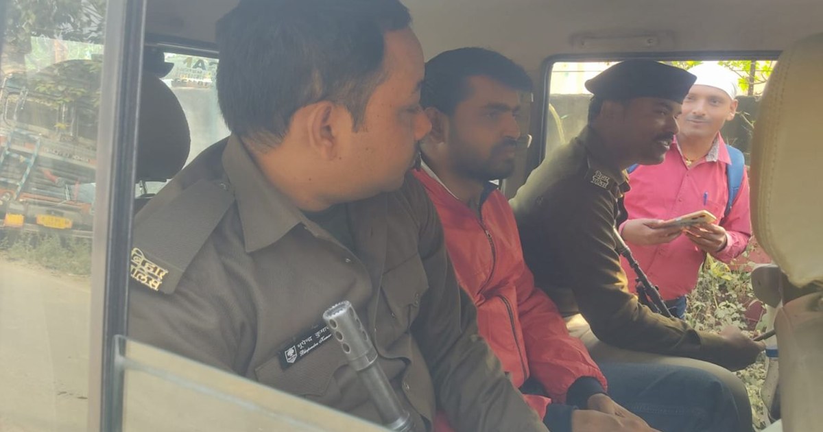 Revenue officials arrested red-handed while accepting bribe 
