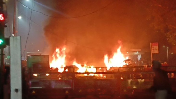 BIG BREAKING: Explosion in a car in Delhi