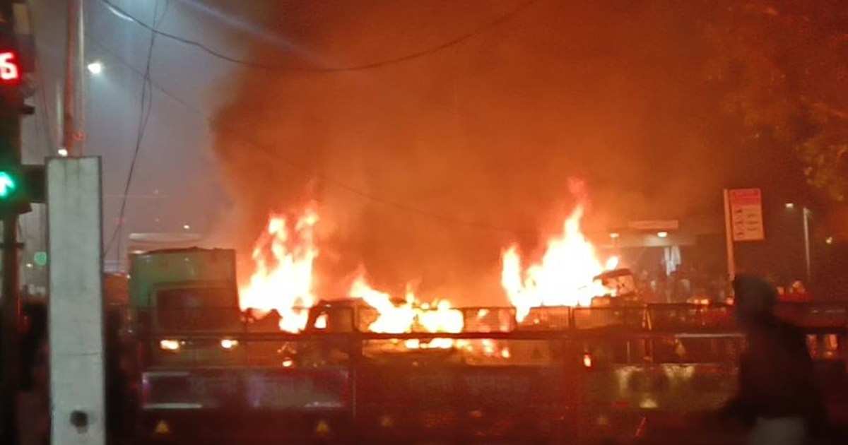 BIG BREAKING: Explosion in a car in Delhi