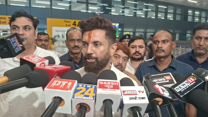 When Lalu came out in the road show, Chirag surrounded him w