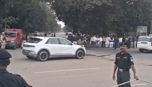CM Nitish reaches Raj Bhavan