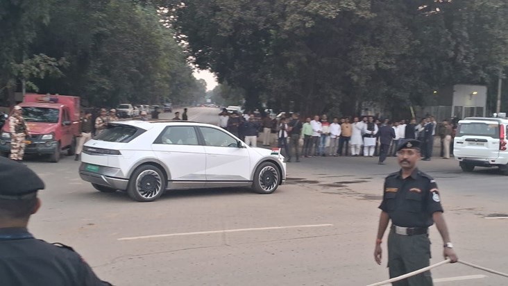 CM Nitish reaches Raj Bhavan