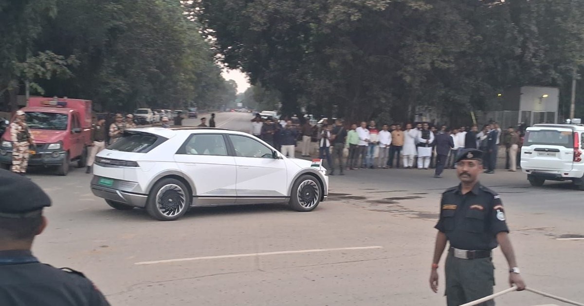 CM Nitish reaches Raj Bhavan